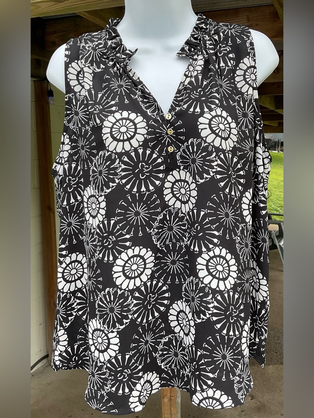 Sleeveless Black & White Floral Button V-Neck Top LOFT Size LP